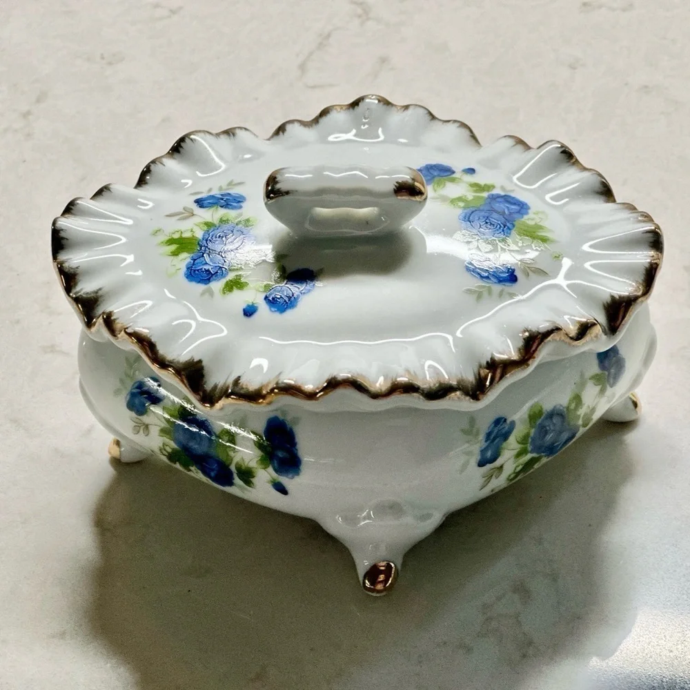 DIAMOND FINE CHINA, TRINKET BOX. MADE OF PORCELAIN WITH A LUSTERWARE FINISH.